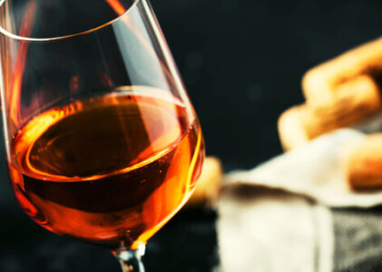 Conheça o vinho laranja e entenda porque ele é tão apreciado.